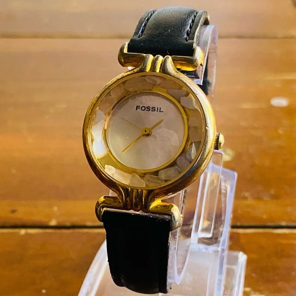 1992 FOSSIL WHITE STONE MOTHER OF PEARL WATCH DR-2037